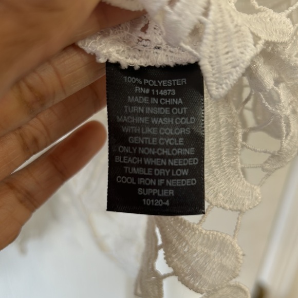 Women’s Medium White Embroidery Vest - Picture 3 of 3